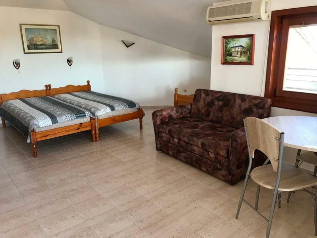 Студиа Мансарда Ненови Pomorie Esterno foto